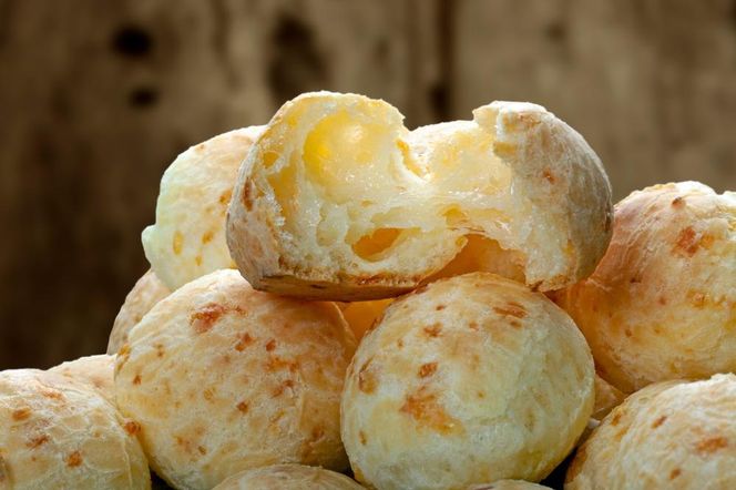 Zrobiłam Pao De Queijo i poczułam się jak na brazylijskim targu. Te bułki bez glutenu to najlepsza przekąska