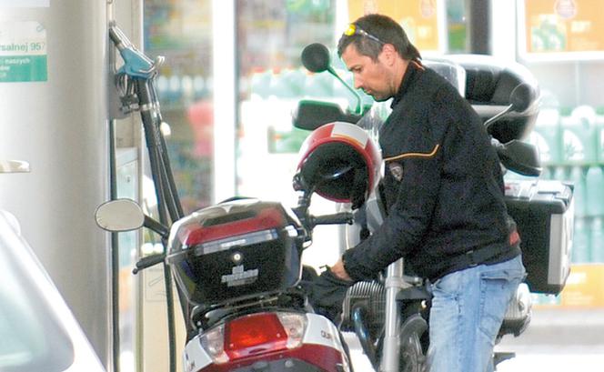 Zientarski na motorze! Znów gna po ulicach