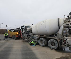 Autobus miejski zderzył się z betoniarką w Warszawie