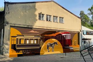 Mural ozdobi budynek zabytkowej zajezdni