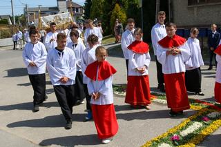 W Kluczu Procesja Bożego Ciała przeszła po kwietnych kobiercach