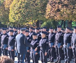 Uroczyste zakończenie szkolenia policyjnego w Katowicach. Ponad 200 nowych policjnatów