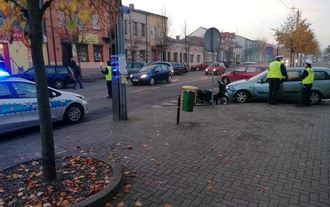 Poważny wypadek w Piotrkowie Kujawskim. Motorowerzysta potrącony przez kierowcę