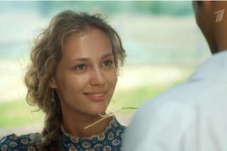 	Cena wolności. Polina (Tatjana Babienkowa), Dymitr (Artem Kryłow)