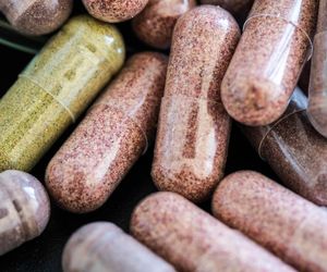 Nie łącz tych 3 suplementów ziołowych z lekami. Zapalenie wątroby i ryzyko krwawienia