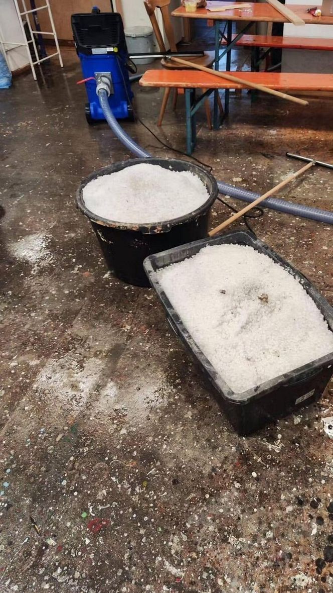 Szokująca anomalia w Niemczech! Grad zasypał miasto, ulice białe