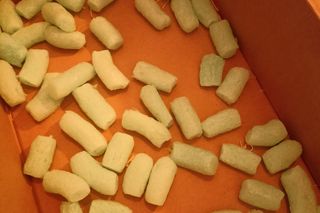 Zobacz, z czego tak naprawdę wytwarza się wypełniacze do paczek. Będziesz zaskoczony!