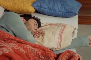 Melis ucieka i śpi w ramionach Egego