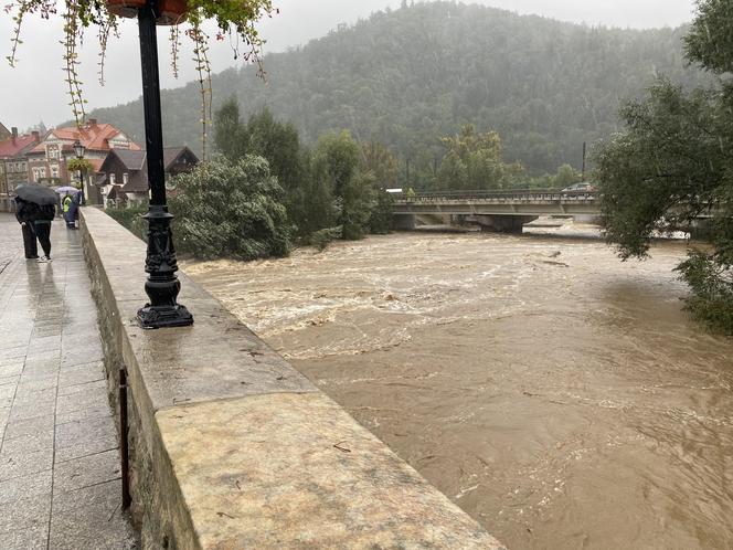 Bardo zatopione. Ulice toną, nie ma prądu, są problemy z siecią