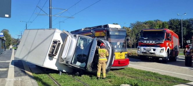  Łódź. Tramwaj zderzył się z dostawczym Iveco. Trzy osoby ranne w wypadku [ZDJĘCIA]