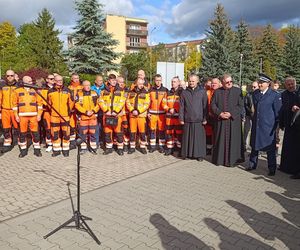 Biała Podlaska. Odsłonięcie tablicy poświęconej ratownikowi medycznemu. 64-latek został śmiertelnie dźgnięty nożem na służbie [ZDJĘCIA]