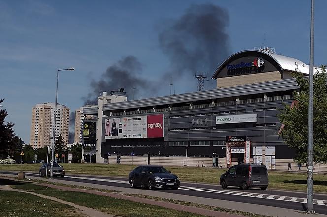 Kłęby czarnego dymu unoszą się nad Warszawą! Kolejny gigantyczny pożar, tym razem na Pradze! Co się pali?!