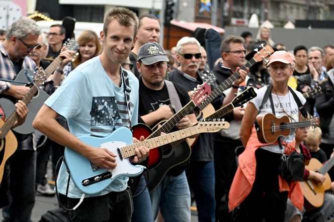 Gitarowe granie z zespołem Dżem na Rynku w Katowicach