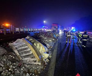 Wypadek pod Toruniem. Znicze wysypały się na drogę