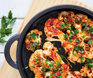 Steki z kalafiora w zupełnie nowej odsłonie. Niewielka zmiana potrafi zrobić różnicę