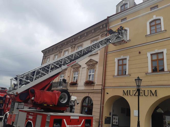 Służby na tarnowskim rynku