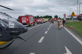 Wypadek busa i osobówki pod Łęczycą. Kilkanaście osób poszkodowanych [ZDJĘCIA]