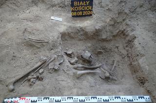 Ludzkie szczątki przy ogrodzeniu cmentarza 