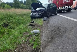 Wypadek na DK 16 w pobliżu Naglad. Dwie osoby ranne po czołowym zderzeniu osobówek [ZDJĘCIA]