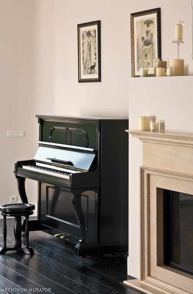 Kominek i pianino w stylowych wnętrzach domu