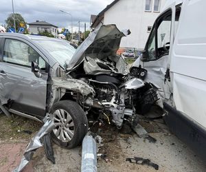 Dwie osoby w szpitalu! 83-latek przejechał przez rondo i uderzył w busa