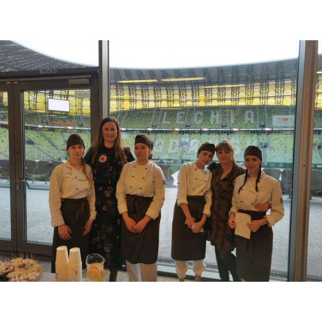 Upiekły tradycyjne ciasto w formie pnia drewna i wygrały