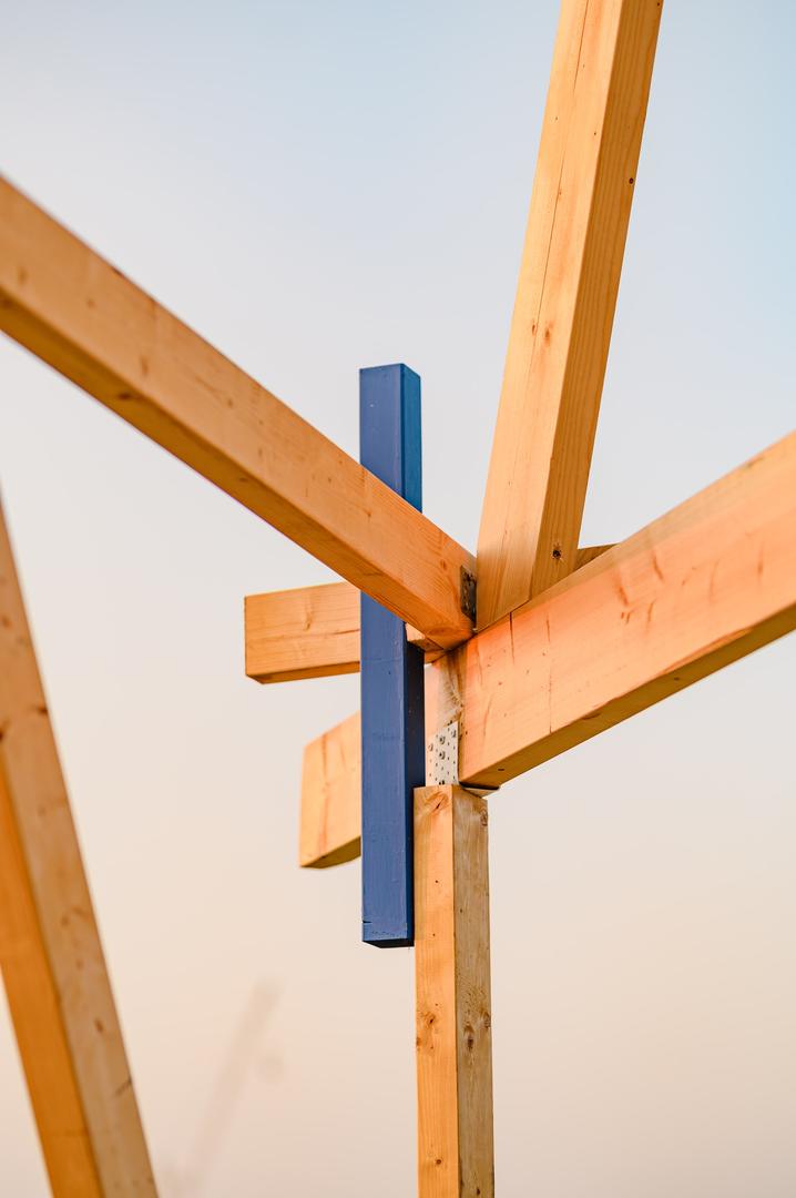 Warsztaty Mood for wood 2023 w Poznaniu – projekt „Boja, Bólya, Bója, Bóje” grupy prowadzonej przez Mátyása Molnára i pracownię KOSMOS