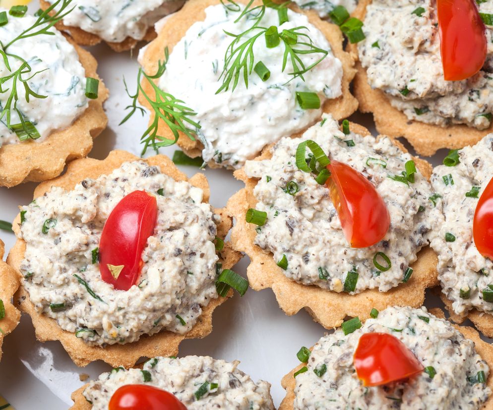 Babeczki nadziewane pastą pieczarkową i łososiowa