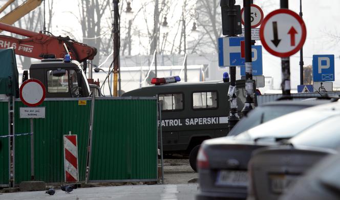 WARSZAWA: Niewybuch SPARALIŻOWAŁ centrum - ZDJĘCIA