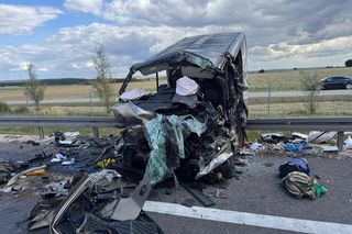Tragedia na S7 pod Jędrzejowem. Cztery osoby zginęły w zderzeniu busa z ciągnikiem rolniczym [ZDJĘCIA].