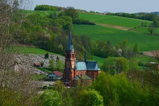 Wyjątkowy kościół na podkarpackiej wsi. Witraże wykonał bratanek Jana Matejki 