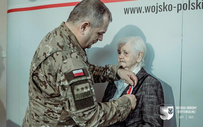 Podlaskie: Medal dla pani Danuty. Żołnierze zawsze mogli liczyć na jej dobre słowo i poczęstunek