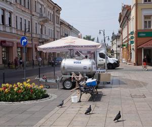 Tarnów walczy z falą upałów. Na ulicach rozdawana jest woda, stanęły również kurtyny wodne