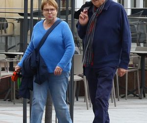 Ilona Łepkowska z mężem i psem na spacerze w Sopocie