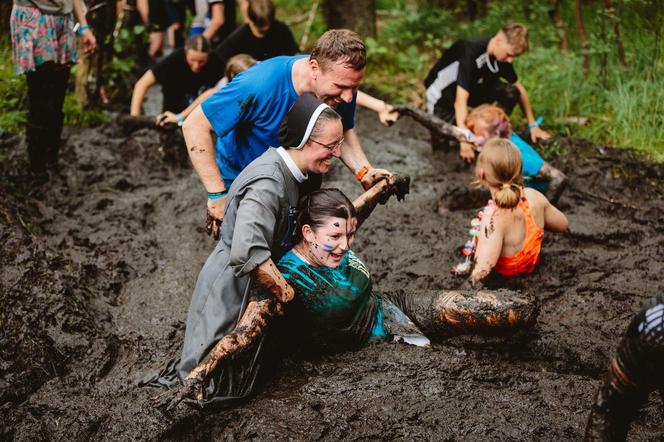 Festiwal Życia w Kokotku. Zdjęcia z czwartego dnia imprezy. Bieg Festiwalowicza i biskup w błocie