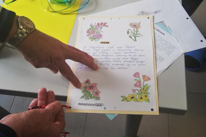 Tarnów: Więźniowie piszą listy do DPS-ów. Mają pomagać w walce z samotnością [FOTO] 