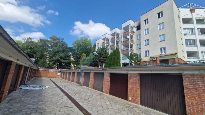 Łódź. Wybuch i pożar w mieszkaniu. 72-letni mieszkaniec usłyszał zarzuty [ZDJĘCIA].