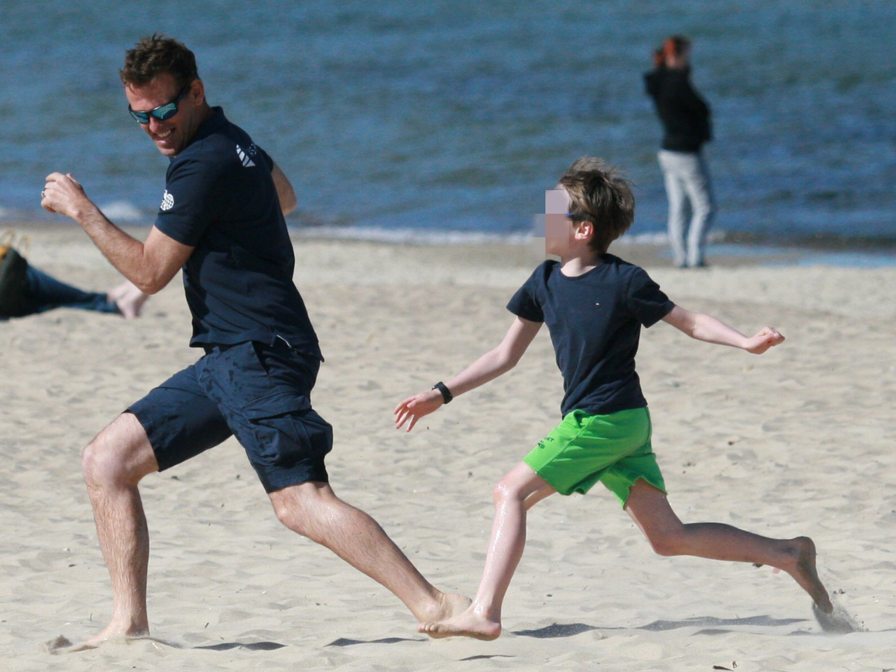 Dzikie harce Kusznierewicza z dziećmi na plaży. Max i Natasza zrobili psikus tacie! Ale się wygłupiali [ZDJĘCIA]