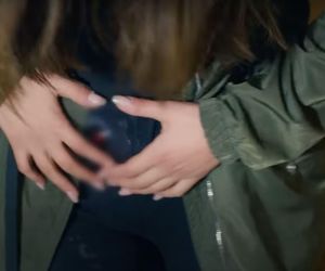 Ege uratuje Zeynep, choć porywacz pchnie ją nożem.