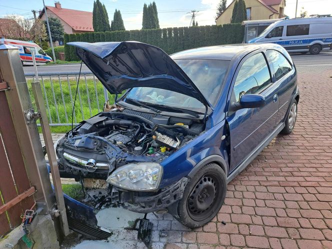 Łęg Tarnowski. Opel wypadł z jezdni i uderzył w betonowe ogrodzenie