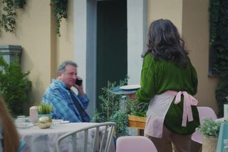 M jak miłość, odcinek 1841. Pijak (Henryk Rajfer), Aleksandra (Małgorzata Pieczyńska)