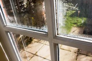 Jak rozszczelnić okna, żeby nie parowały? Dlaczego parują okna w domu? 