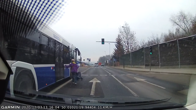 Chciała wsiąść do autobusu na środku jezdni. Szokujące zachowanie mieszkanki Krakowa [WIDEO]