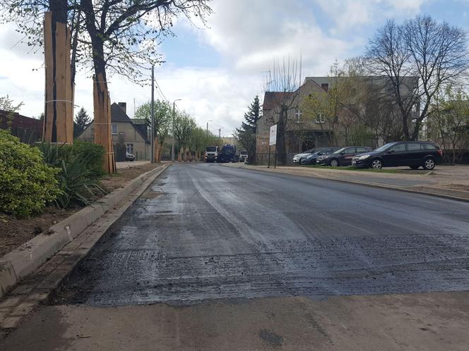 Kończy się przebudowa odcinka Dożynkowej w Lesznie. Drogowcy wylewają dziś asfalt na jezdni 