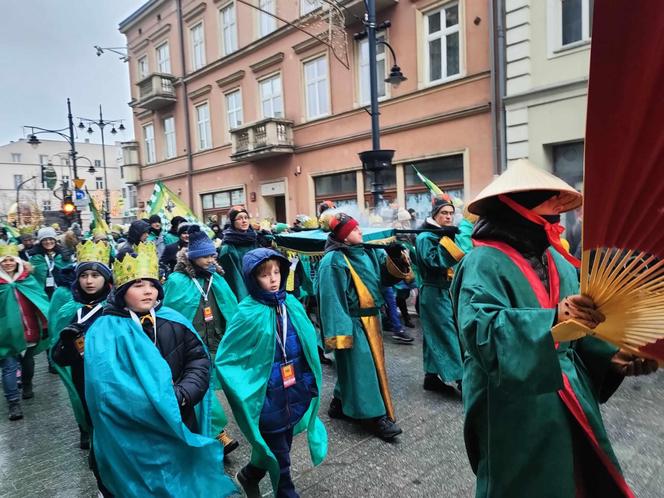 Kolorowy Orszak Trzech Króli w Łodzi. W centrum miasta pojawiło się mnóstwo osób [ZDJĘCIA]