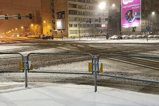 Atak zimy na Śląsku. Na drogach jest armageddon i ślizgawica. Cieżarówki nie mogą podjechać pod wzniesienia [ZDJĘCIA]