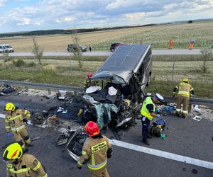 Tragedia na S7 pod Jędrzejowem. Cztery osoby zginęły w zderzeniu busa z ciągnikiem rolniczym [ZDJĘCIA].