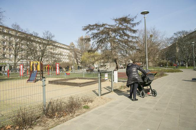 Kolejne dzielnice zamykają place zabaw