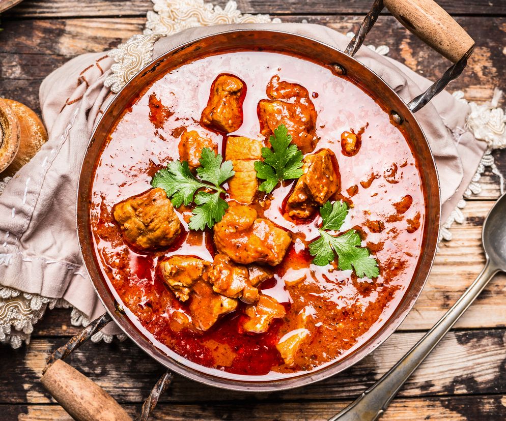 Gulasz wołowy: klasyczny przepis na gulasz z dodatkiem wina