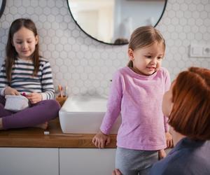 Jedno z dzieci jest zawsze grzeczne i bezproblemowe? Mama psychoterapeutka radzi otworzyć oczy